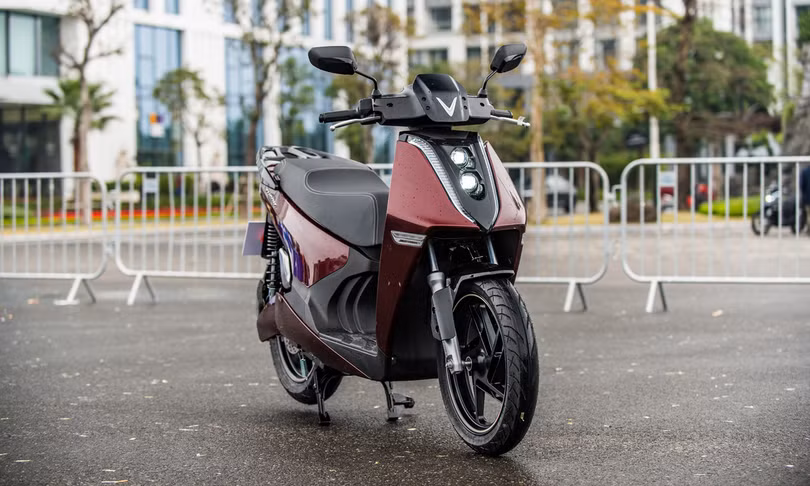 Hai xe máy điện VinFast giá 24,9 triệu và 81,1 triệu đồng