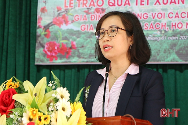 Ngân hàng Chính sách xã hội trao 300 suất quà tết cho người nghèo Hà Tĩnh