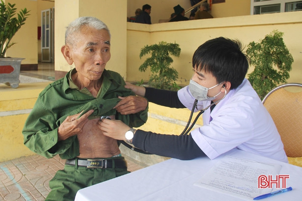 Khám, cấp thuốc miễn phí cho 300 người ở Thạch Hà