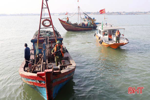 Biên phòng Hà Tĩnh liên tiếp bắt giữ 5 tàu giã cào khai thác trái quy định