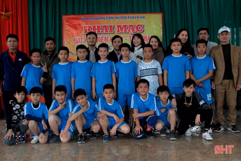 52 đội sôi nổi tranh tài Giải Bóng rổ tiểu học Thạch Hà