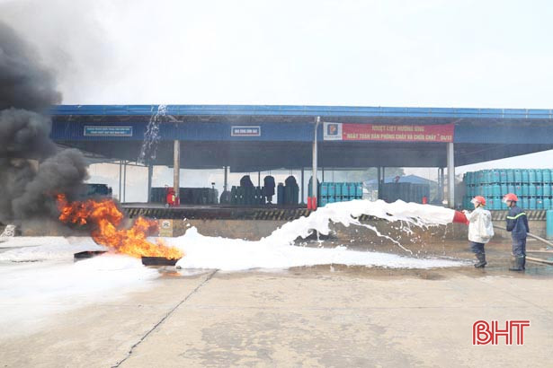 Diễn tập đối phó với tình huống cháy nổ tại trạm chiết nạp gas ở Nghi Xuân