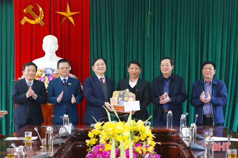 Chủ nhiệm Ủy ban Khoa học, Công nghệ và Môi trường của Quốc hội tặng quà tết cho người dân Hà Tĩnh