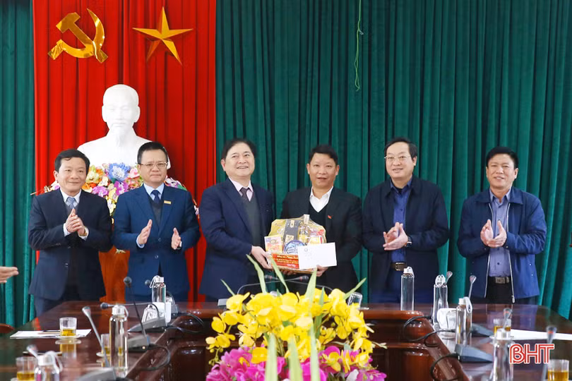 Chủ nhiệm Ủy ban Khoa học, Công nghệ và Môi trường của Quốc hội tặng quà tết cho người dân Hà Tĩnh