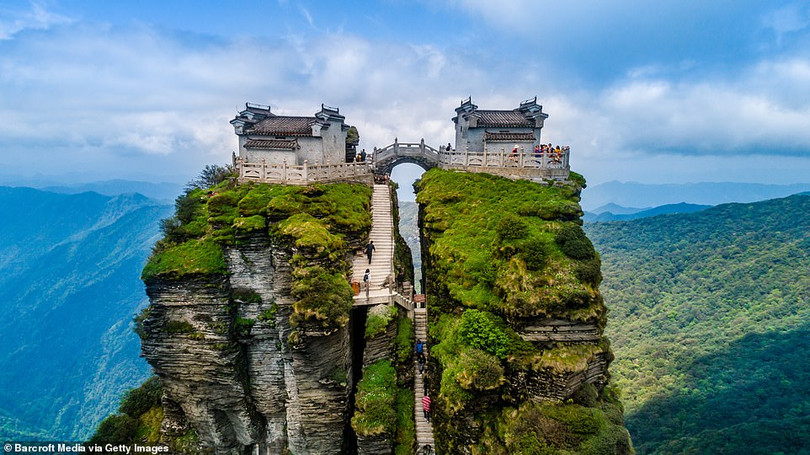 Ấn tượng ngôi đền nằm cheo leo trên đỉnh núi đá giữa muôn trùng mây