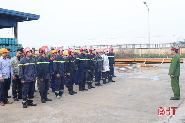 Diễn tập đối phó với tình huống cháy nổ tại trạm chiết nạp gas ở Nghi Xuân