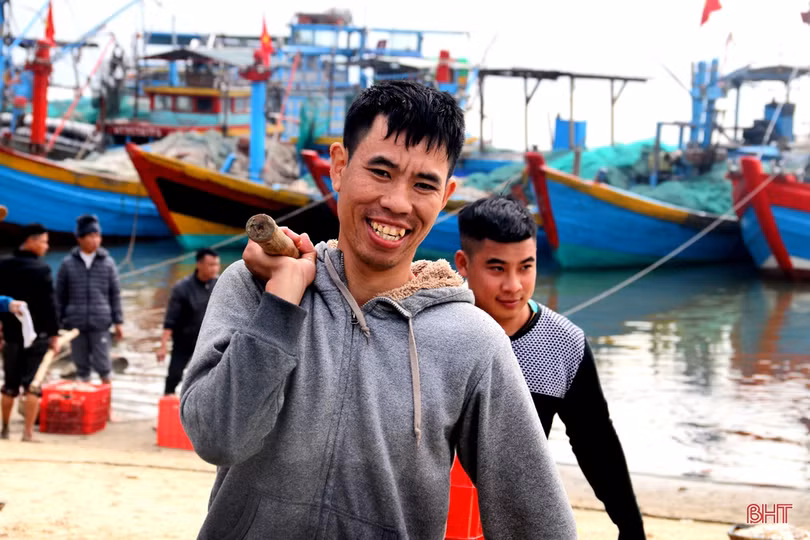 Ngư dân làng biển phía Nam Hà Tĩnh trúng đậm mùa cá cơm
