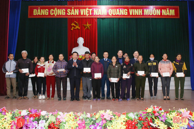 Chủ nhiệm Ủy ban Khoa học, Công nghệ và Môi trường của Quốc hội tặng quà tết cho người dân Hà Tĩnh