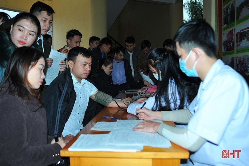 Chủ tịch UBND huyện Hương Khê cùng các tình nguyện viên hiến 294 đơn vị máu