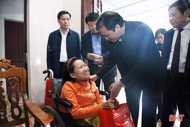 Bí thư Tỉnh ủy Hoàng Trung Dũng thăm hỏi gia đình chính sách nhân dịp tết Nguyên đán