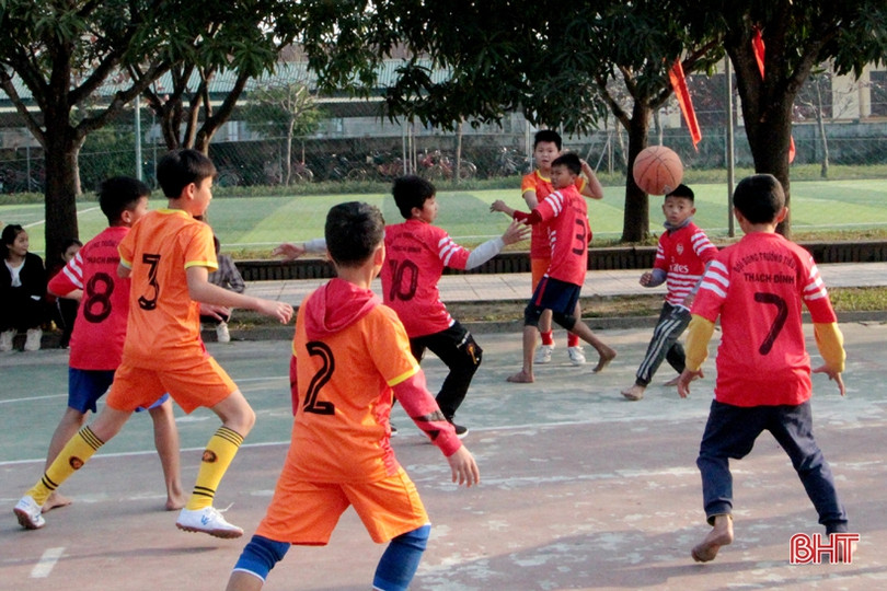 52 đội sôi nổi tranh tài Giải Bóng rổ tiểu học Thạch Hà