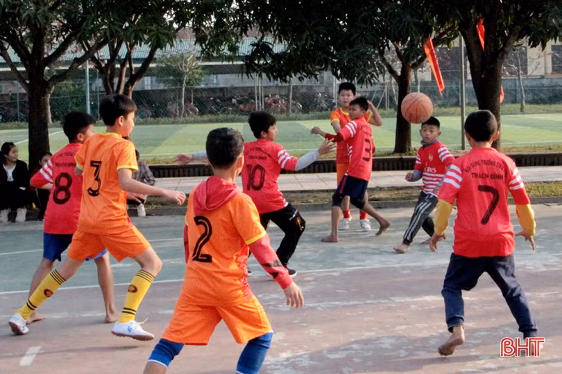 52 đội sôi nổi tranh tài Giải Bóng rổ tiểu học Thạch Hà