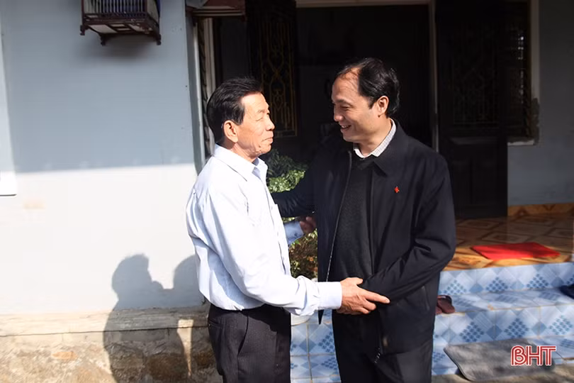 Bí thư Tỉnh ủy Hoàng Trung Dũng thăm hỏi gia đình chính sách nhân dịp tết Nguyên đán