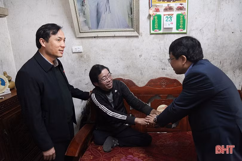 Bí thư Tỉnh ủy Hoàng Trung Dũng thăm hỏi gia đình chính sách nhân dịp tết Nguyên đán