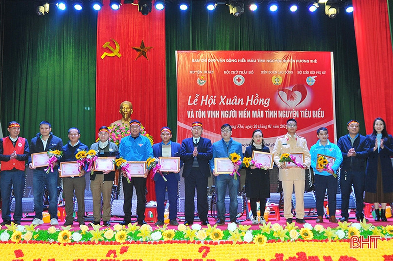 Chủ tịch UBND huyện Hương Khê cùng các tình nguyện viên hiến 294 đơn vị máu