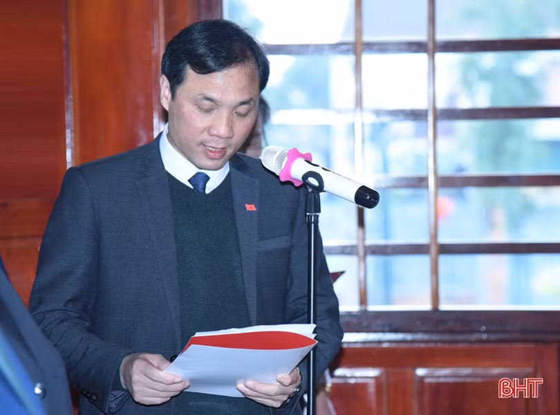 Đoàn đại biểu Hà Tĩnh dự Đại hội XIII của Đảng dâng hương, báo công với Bác Hồ