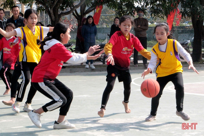 52 đội sôi nổi tranh tài Giải Bóng rổ tiểu học Thạch Hà