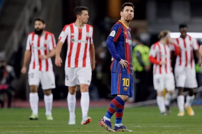 Messi lần đầu bị đuổi khỏi sân trong màu áo Barca