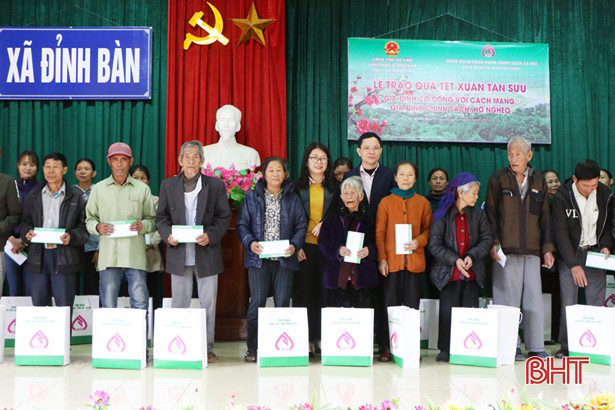 Ngân hàng Chính sách xã hội trao 300 suất quà tết cho người nghèo Hà Tĩnh