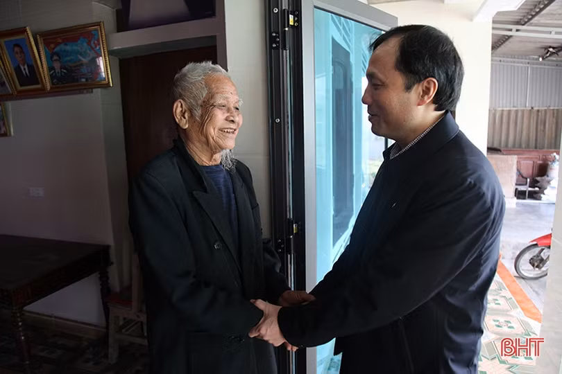 Bí thư Tỉnh ủy Hoàng Trung Dũng thăm hỏi gia đình chính sách nhân dịp tết Nguyên đán