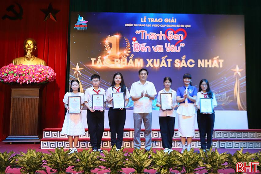 Trao giải nhất cho tác phẩm "Văn Miếu đạo học" của nhóm tác giả Trường THCS Lê Văn Thiêm. 5.jpg