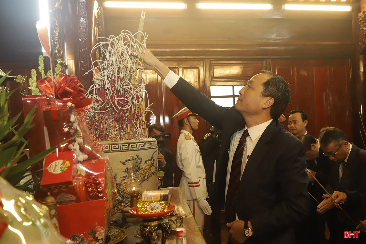 Bí thư Tỉnh ủy Hoàng Trung Dũng dâng hương tại Nhà lưu niệm Bác Hồ.