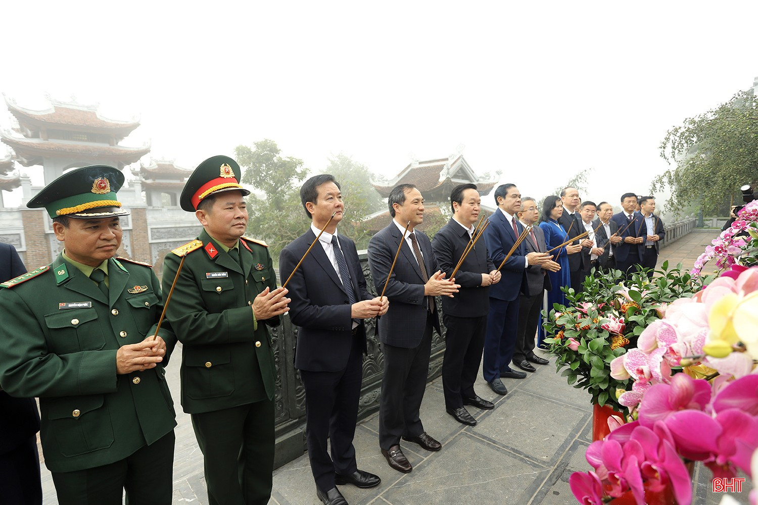 Đoàn dâng hương tại đền Chung Sơn.