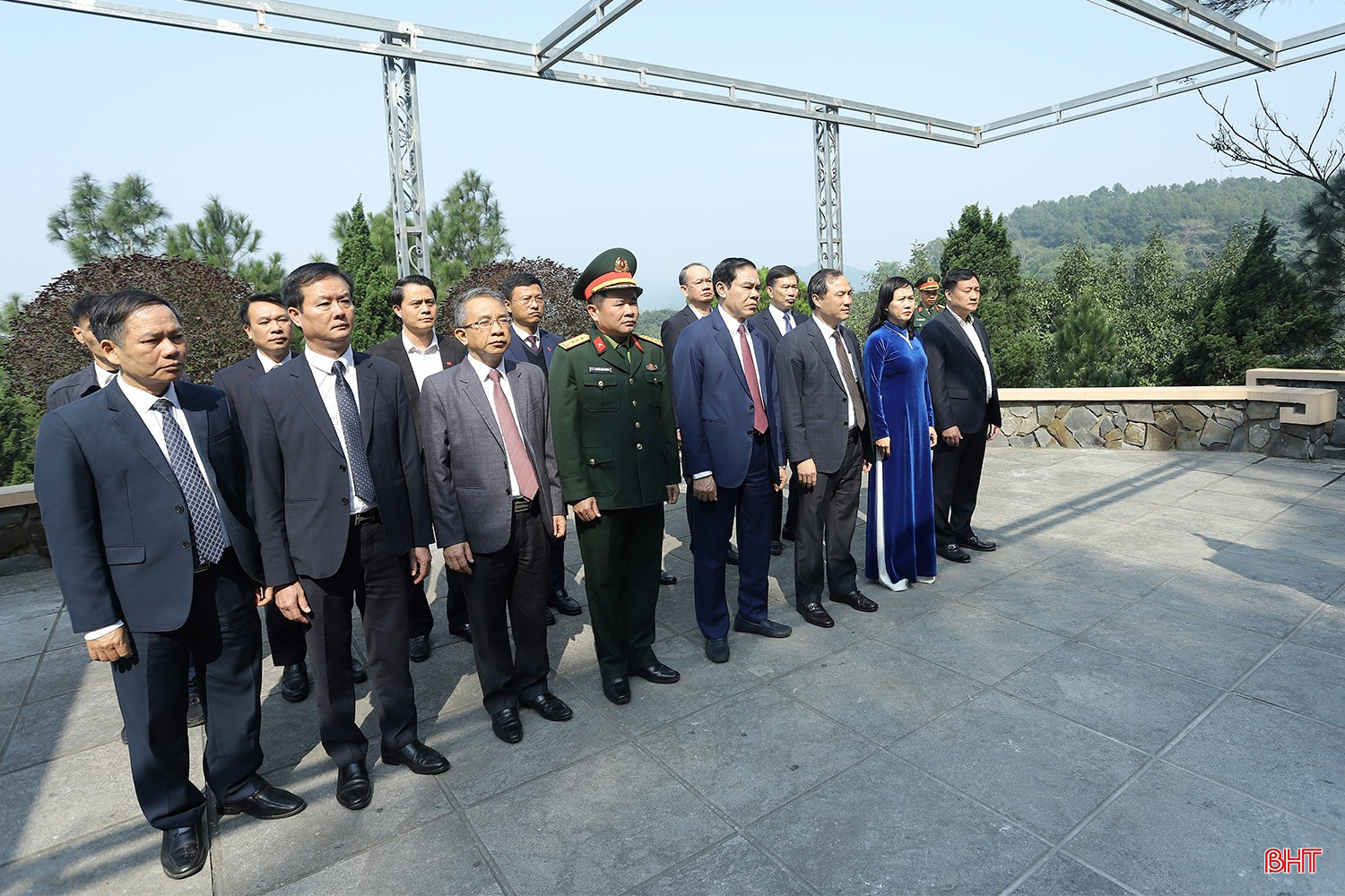 Các đồng chí lãnh đạo tỉnh dâng hương, dâng hoa tại phần mộ Tổng Bí thư Trần Phú.