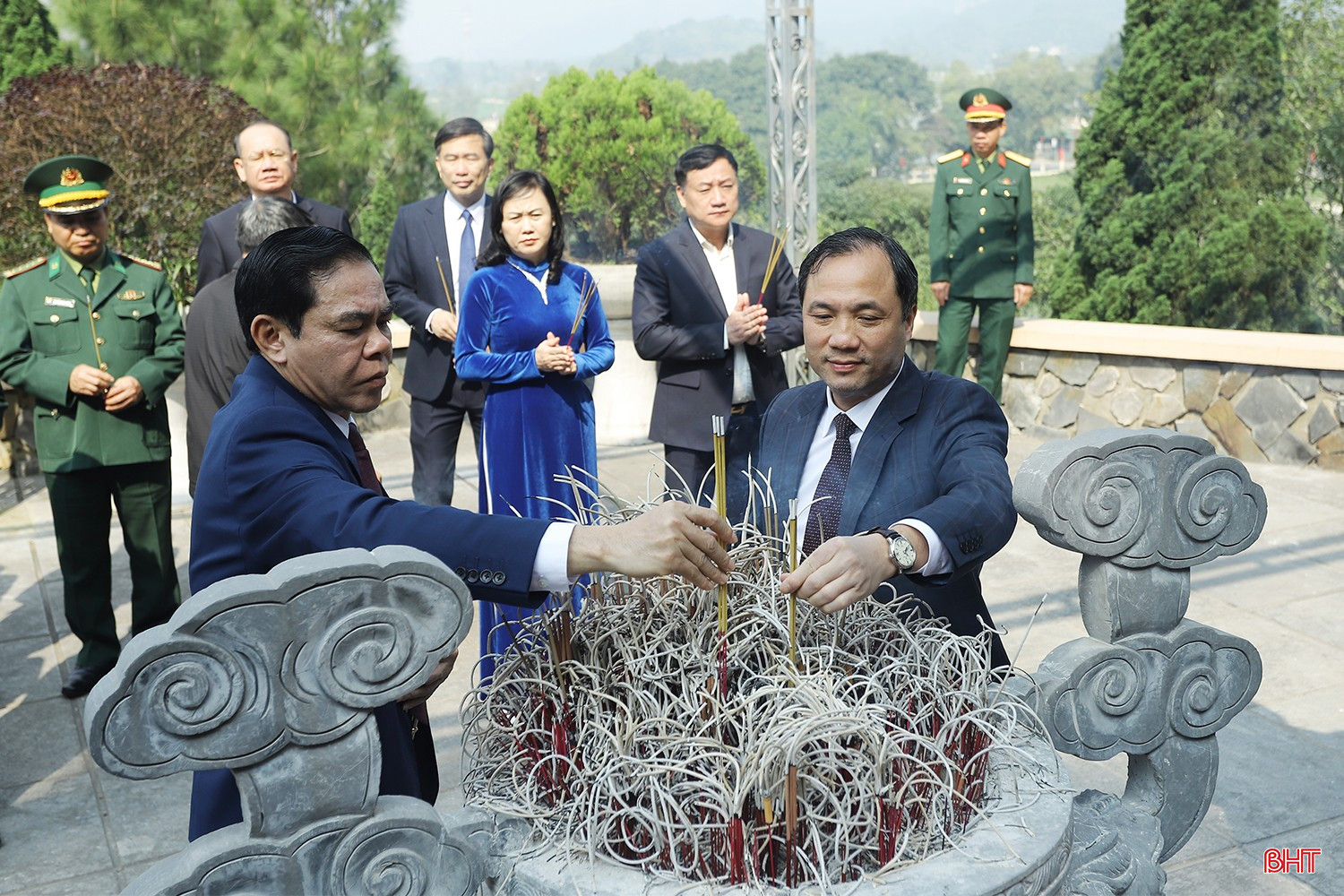 Bí thư Tỉnh ủy Hoàng Trung Dũng và Chủ tịch UBND tỉnh Võ Trọng Hải dâng hương lên phần mộ Tổng Bí thư Trần Phú.