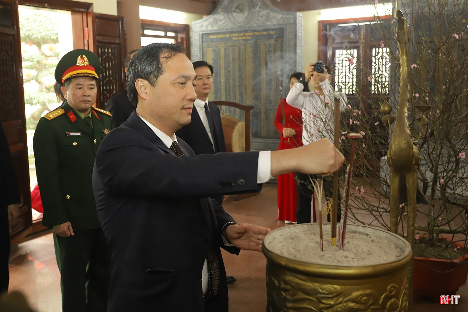 Bí thư Tỉnh ủy Hoàng Trung Dũng dâng hương tưởng nhớ công lao của các bậc tiền bối.