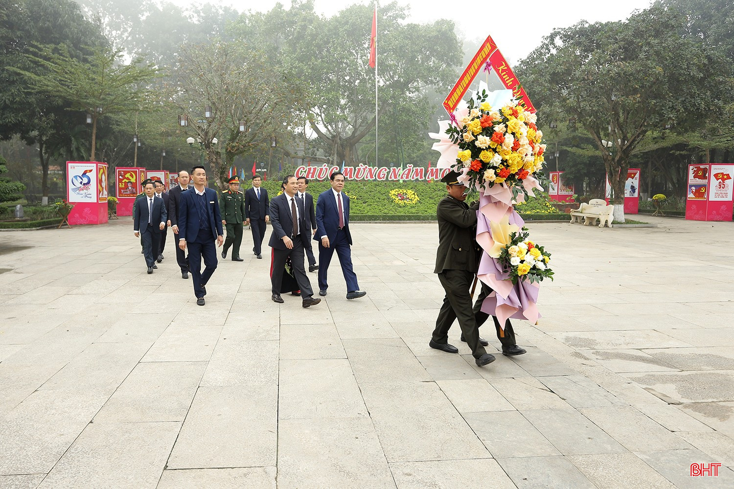 Đoàn công tác của tỉnh dâng hương, dâng hoa tại Khu di tích Kim Liên.