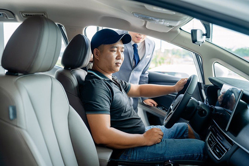 Khách hàng trải nghiệm xe điện BYD tại showroom BYD Hà Tĩnh. dvh06131.jpg
