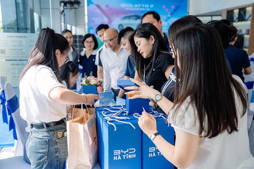 Khách hàng đăng ký lái thử BYD Atto 2. dvh06211-1.jpg