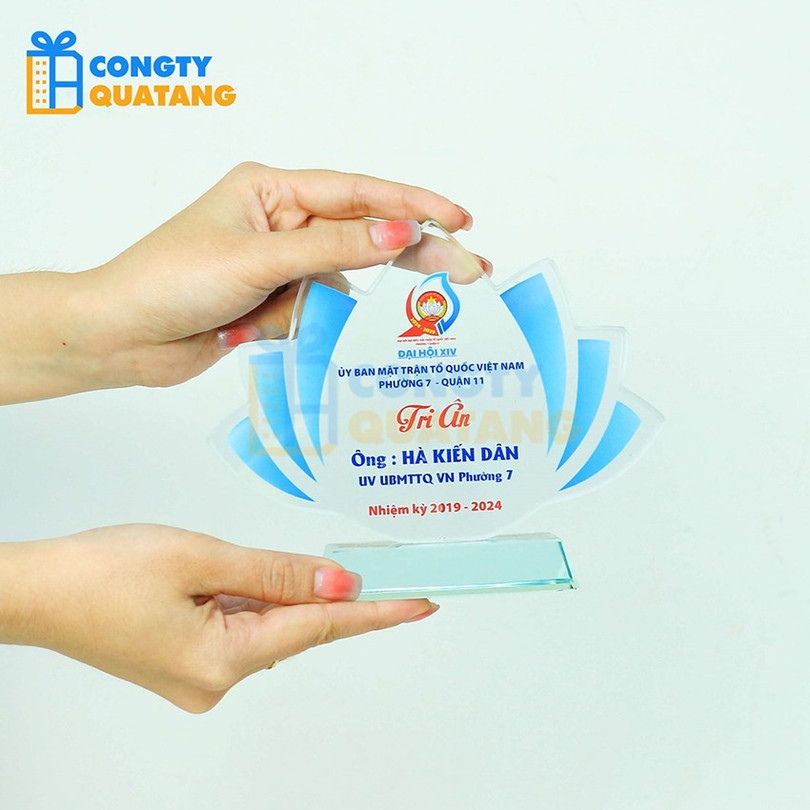 Kỷ niệm chương thủy tinh hình hoa sen in logo đại hội ky-niem-chuong-3.jpg