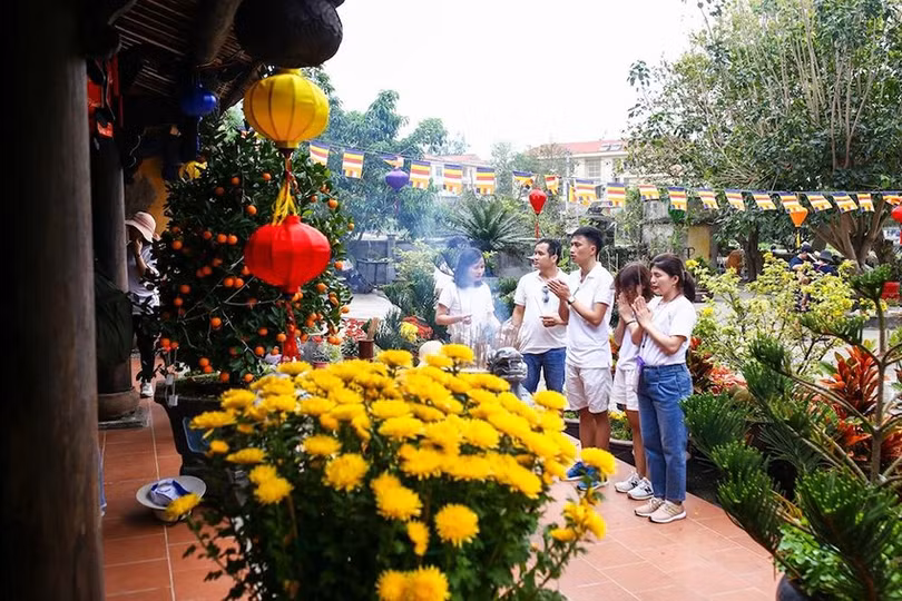 dai-viet-tourist-2.jpg
