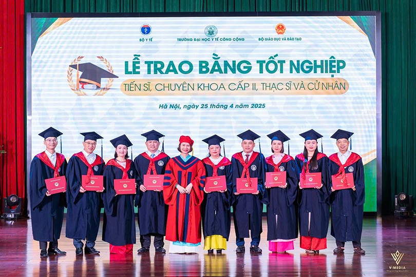 Bác sĩ Võ Tá Thiện đón nhận bằng chuyên khoa II