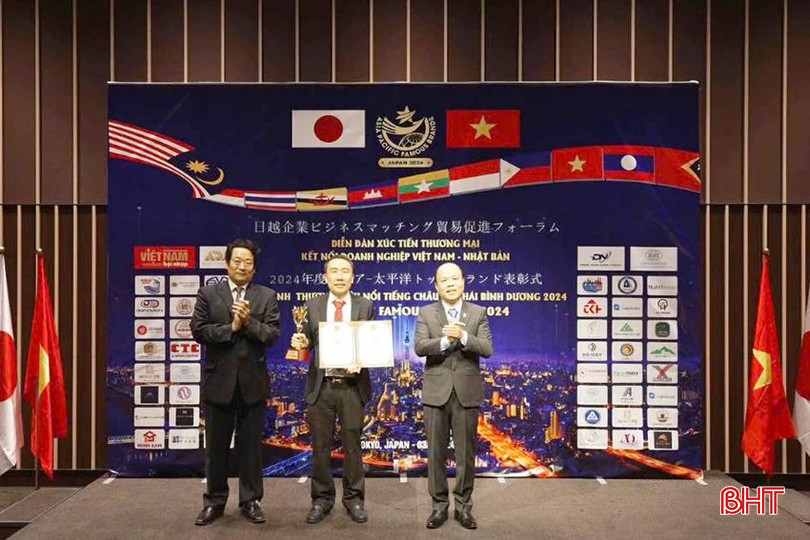 Ban Tổ chức Diễn đàn xúc tiến thương mại, kết nối doanh nghiệp Việt Nam - Nhật Bản (diễn ra từ ngày 3 - 5/8/2024 tại thủ đô Tokyo, Nhật Bản) trao cúp và giấy chứng nhận “Top 10 nhà lãnh đạo xuất sắc khu vực Châu Á - Thái Bình Dương 2024” cho ông Mai Văn Hoàng - Tổng Giám đốc Tập đoàn GrowMax z5707689775610_ca3dc7cf4da84f65c58f6cab2739f6b8.jpg