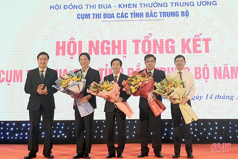 Tại hội nghị tổng kết công tác thi đua, khen thưởng năm 2023 và triển khai phương hướng, nhiệm vụ năm 2024, Trưởng ban TĐKT Trung ương Phạm Huy Giang tặng hoa chúc mừng tỉnh Hà Tĩnh và các địa phương được đề nghị Thủ tướng Chính phủ tặng cờ thi đua và bằng khen. 17104025997166-8389.jpg
