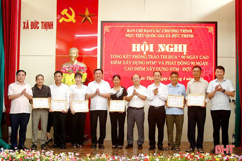 Tổng kết 90 ngày thực hiện phong trào thi đua cao điểm xây dựng nông thôn mới, xã Đức Thịnh tặng giấy khen cho 11 tập thể có thành tích xuất sắc.