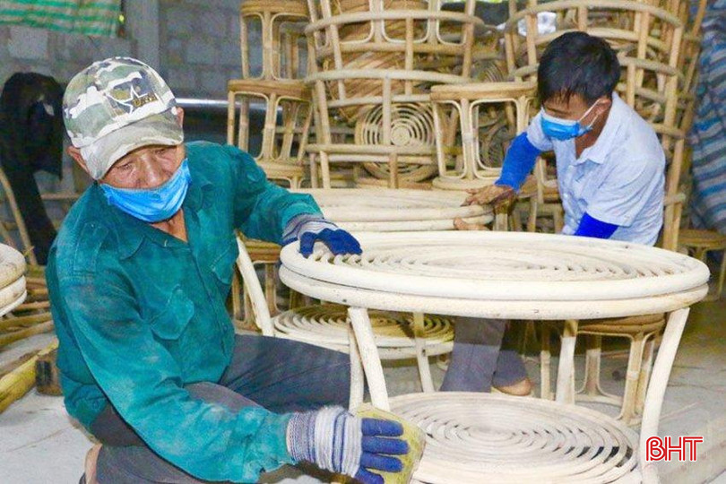 Cơ sở sản xuất mây tre đan của anh Nguyễn Xuân Sơn, xã Cẩm Sơn, huyện Cẩm Xuyên tạo việc làm cho hàng chục lao động vùng nông thôn. z5633979948772_61f8bc895eba86ea1ccef93fe18e4aab.jpg
