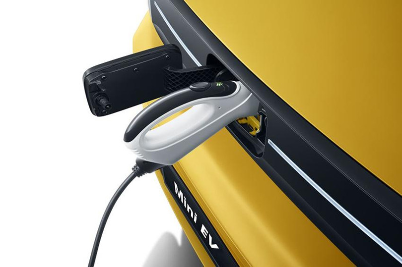 Cổng sạc pin ở phía trước rất dễ sử dụng Wuling 3.jpg