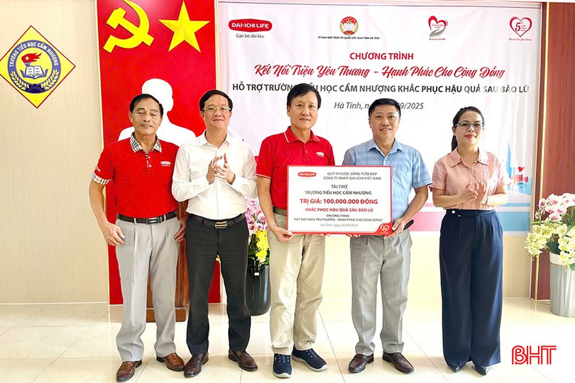 Ông Trần Đình Quân, Chủ tịch Hội đồng Thành viên Dai-ichi Life Việt Nam, Chủ tịch Quỹ Vì cuộc sống tươi đẹp (thứ 3 từ trái qua), trao biểu trưng tài trợ cho ông Nguyễn Đình Thông - Hiệu trưởng Trường Tiểu học Cẩm Nhượng. bqbht_br_z6979775611880-da4520fa77a343efa7a413cdf502f0fa.jpg