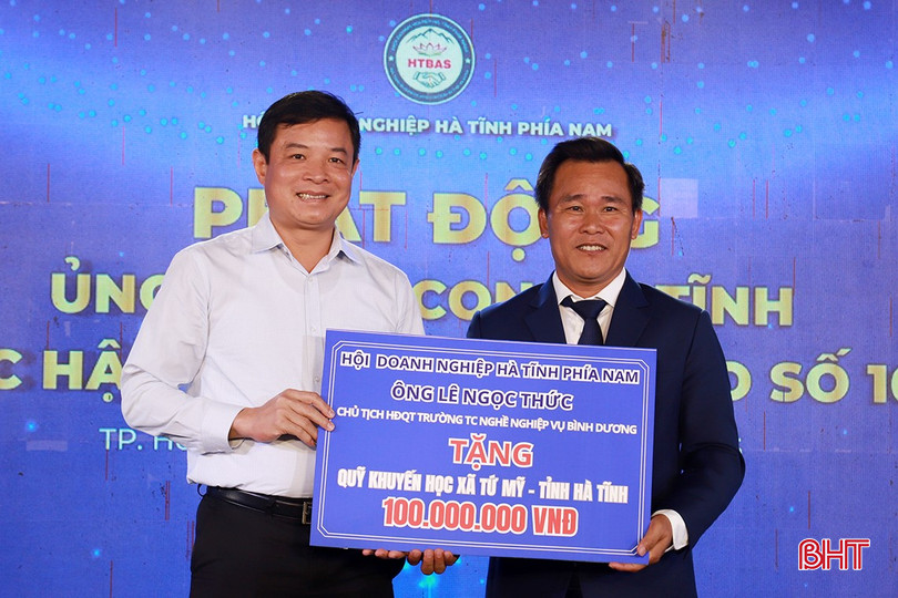 Các tập thể, cá nhân trao biểu trưng hỗ trợ nhân dân các địa phương khắc phục hậu quả bão lụt bqbht_br_b-5086.jpg