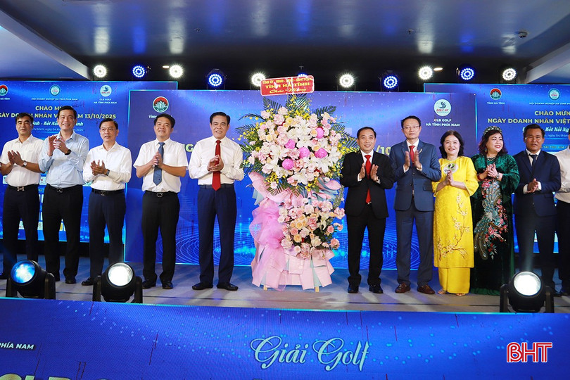 Lãnh đạo tỉnh Hà Tĩnh tặng hoa chúc mừng cộng đồng doanh nhân Hà Tĩnh phía Nam nhân ngày Doanh nhân Việt Nam 13/10. bqbht_br_b-5033.jpg