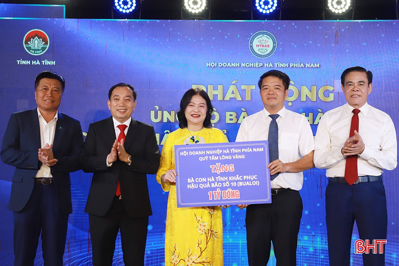Tại sự kiện này, Quỹ Tấm lòng vàng (Hội Doanh nghiệp Hà Tĩnh phía Nam) đã trao tặng biểu trưng 1 tỷ đồng hỗ trợ Nhân dân Hà Tĩnh khắc phục thiệt hại do bão số 10. bqbht_br_b-5081.jpg