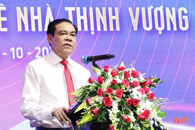 Chủ tịch UBND tỉnh Hà Tĩnh Võ Trọng Hải chúc mừng, ghi nhận những đóng góp quý báu của Hội đồng hương, Hội Doanh nghiệp Hà Tĩnh phía Nam. b-2729-72.jpg