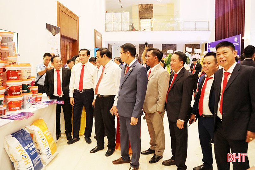 Đại biểu tham quan các gian hàng trưng bày sản phẩm của doanh nghiệp là hội viên Hội Doanh nghiệp Hà Tĩnh phía Nam b-2640-2592.jpg