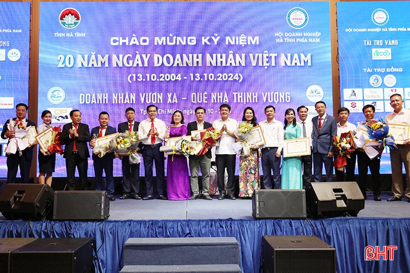 Lãnh đạo tỉnh Hà Tĩnh và Hội Doanh nghiệp Hà Tĩnh phía Nam trao giấy khen, cúp vinh danh cho các doanh nhân, hội viên tiêu biểu... b-2758-9249.jpg
