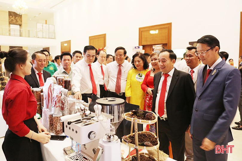 Lãnh đạo Trung ương, lãnh đạo tỉnh tham quan gian hàng trưng bày sản phẩm của các doanh nghiệp là hội viên Hội Doanh nghiệp Hà Tĩnh phía Nam. b-2669-1537.jpg