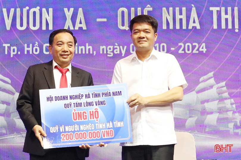 Đại diện Quỹ Tấm lòng vàng (Hội Doanh nghiệp Hà Tĩnh phía Nam) và hội doanh nghiệp các huyện, thị trao tặng biểu trưng nhà tình nghĩa cho các địa phương và ủng hộ Quỹ Vì người nghèo tỉnh Hà Tĩnh. b-2764-8675.jpg